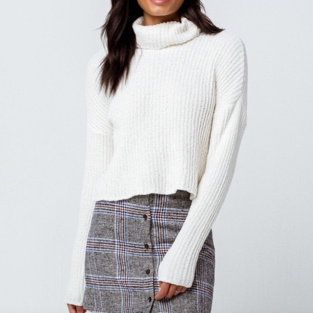 Cream/white turtleneck sweater | Size Small